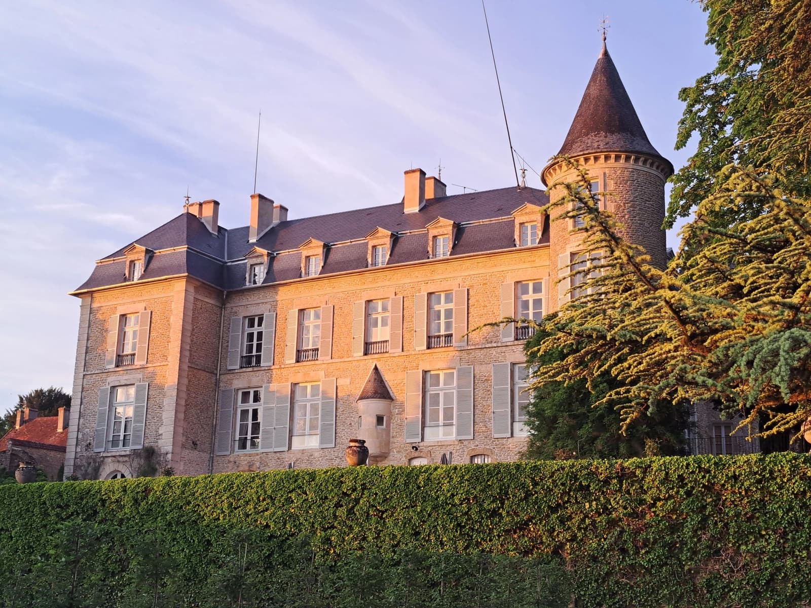 Un château XIXème face à la Colline Eternelle