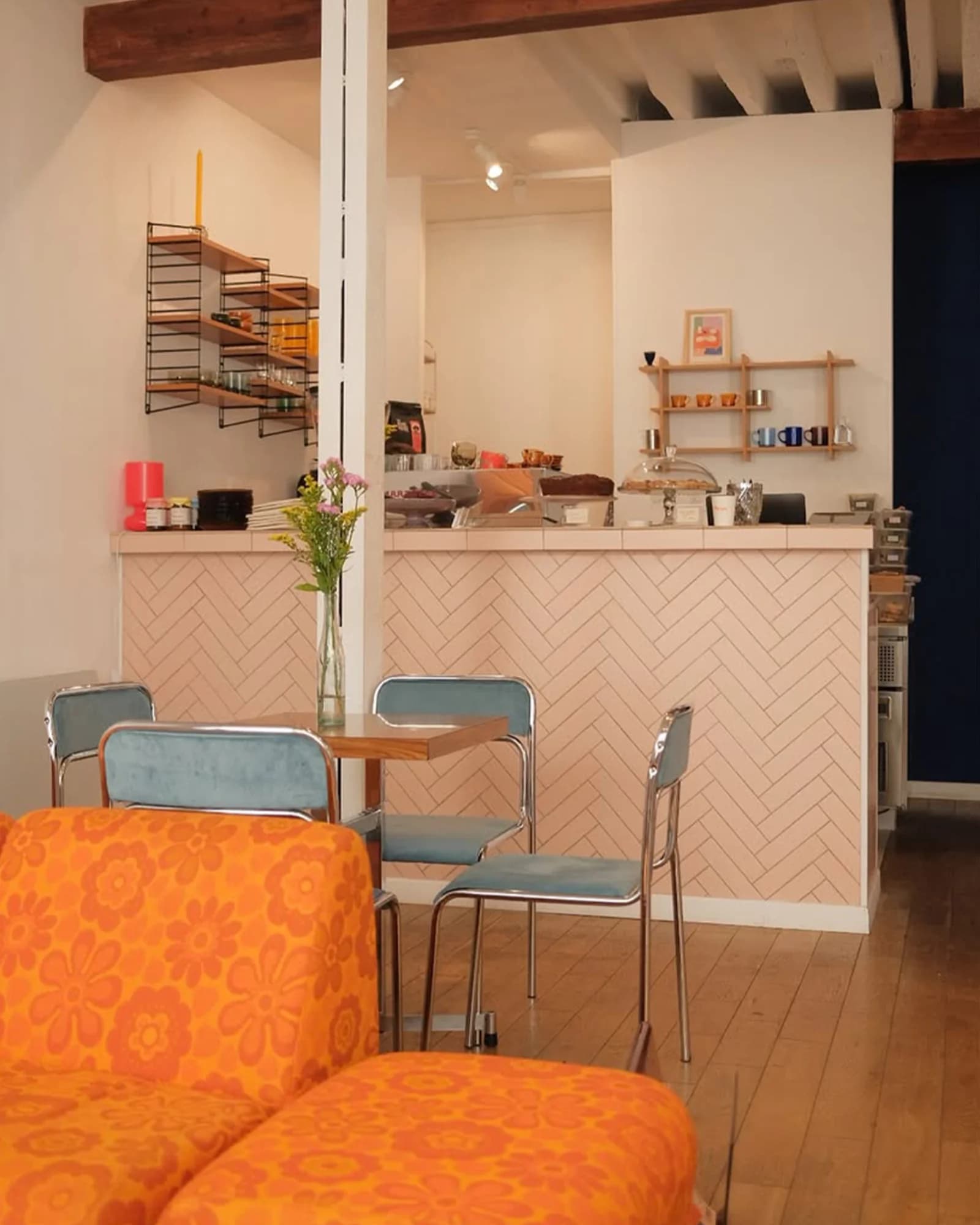 Space Arty & Vintage Coffee Shop in the Center of Paris - 1