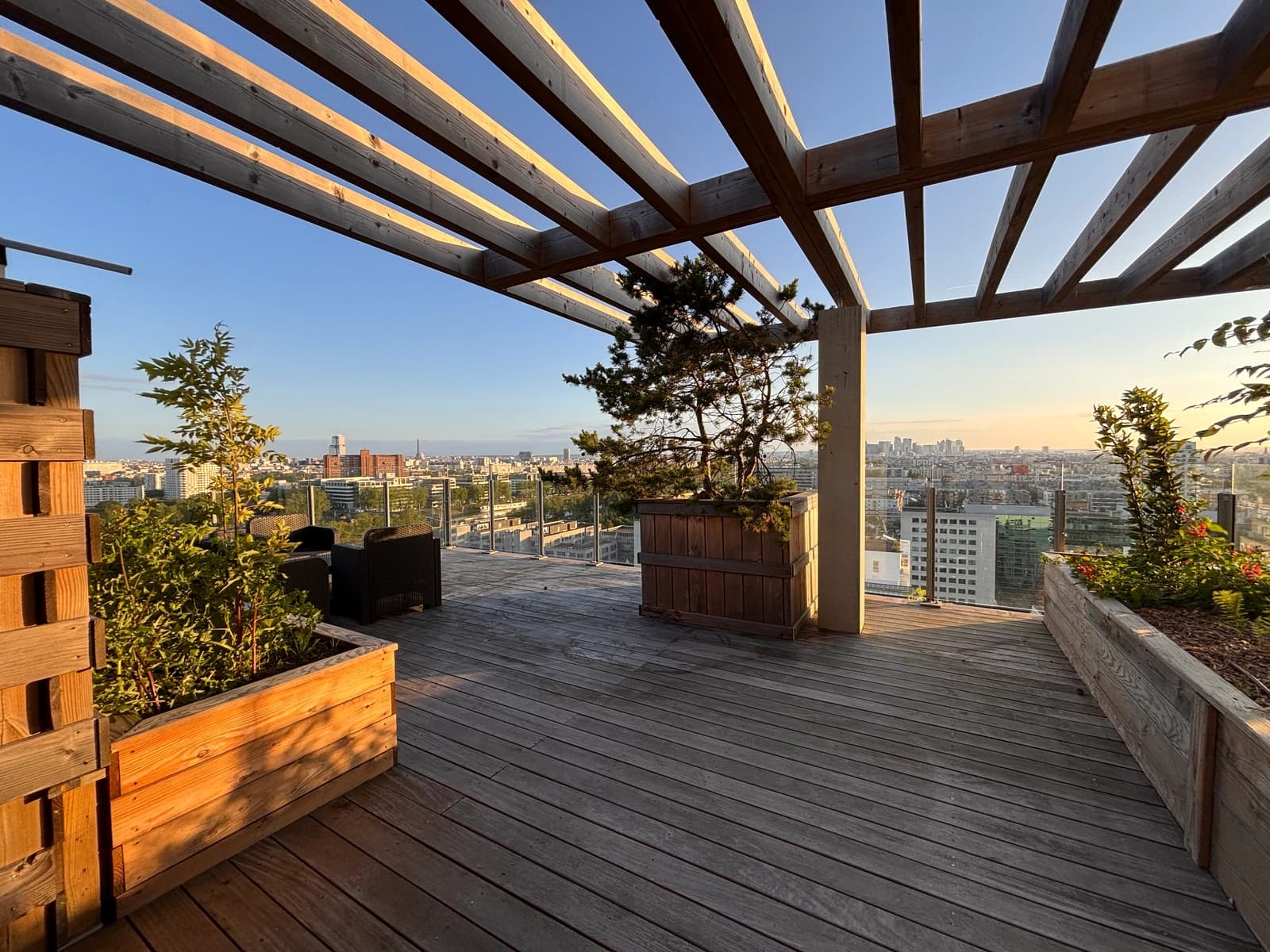 Espace Rooftop 50m² · 17ème étage . Vue Tour Eiffel & La Défense · Pergola · Plein ciel SUD-OUEST· 8 min Paris - 3