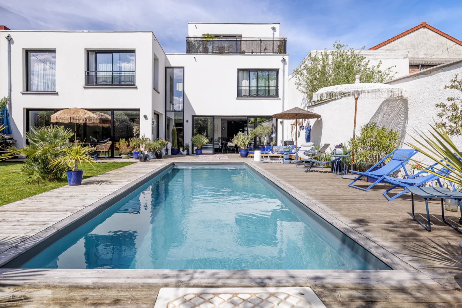 Espace Maison d'architecte moderne avec jardin et piscine près de Paris - 1