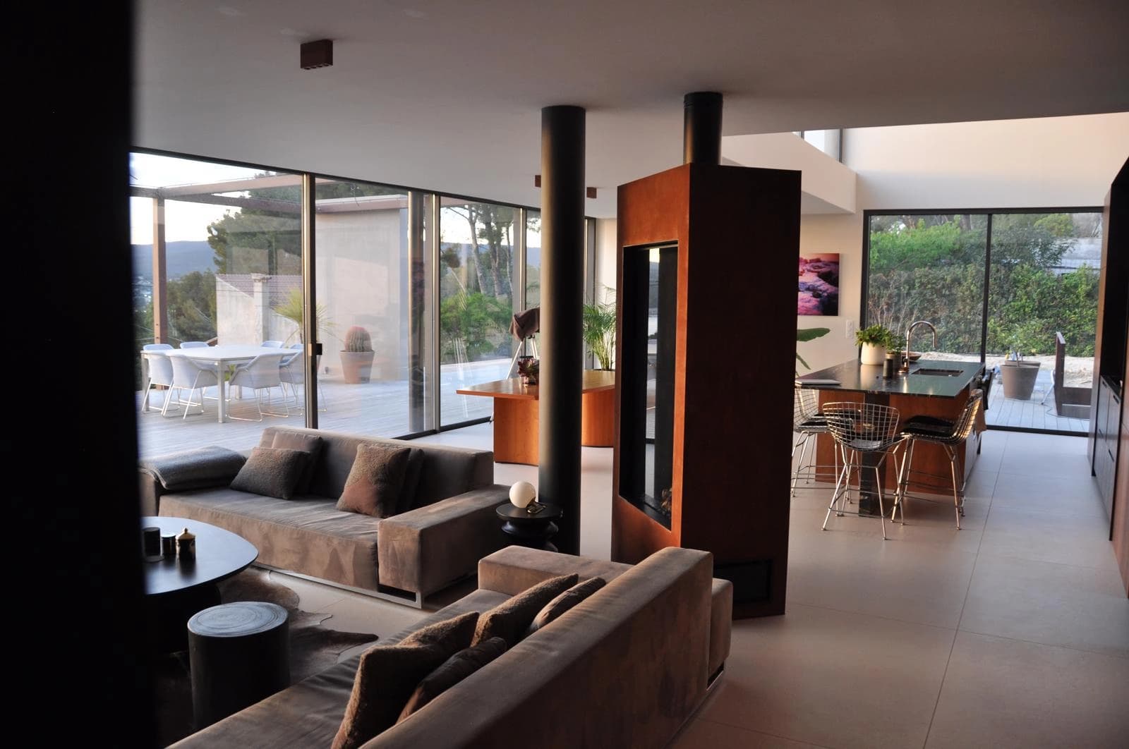 Space Contemporary architect-designed house, with terrace and pool overlooking the sea - 2