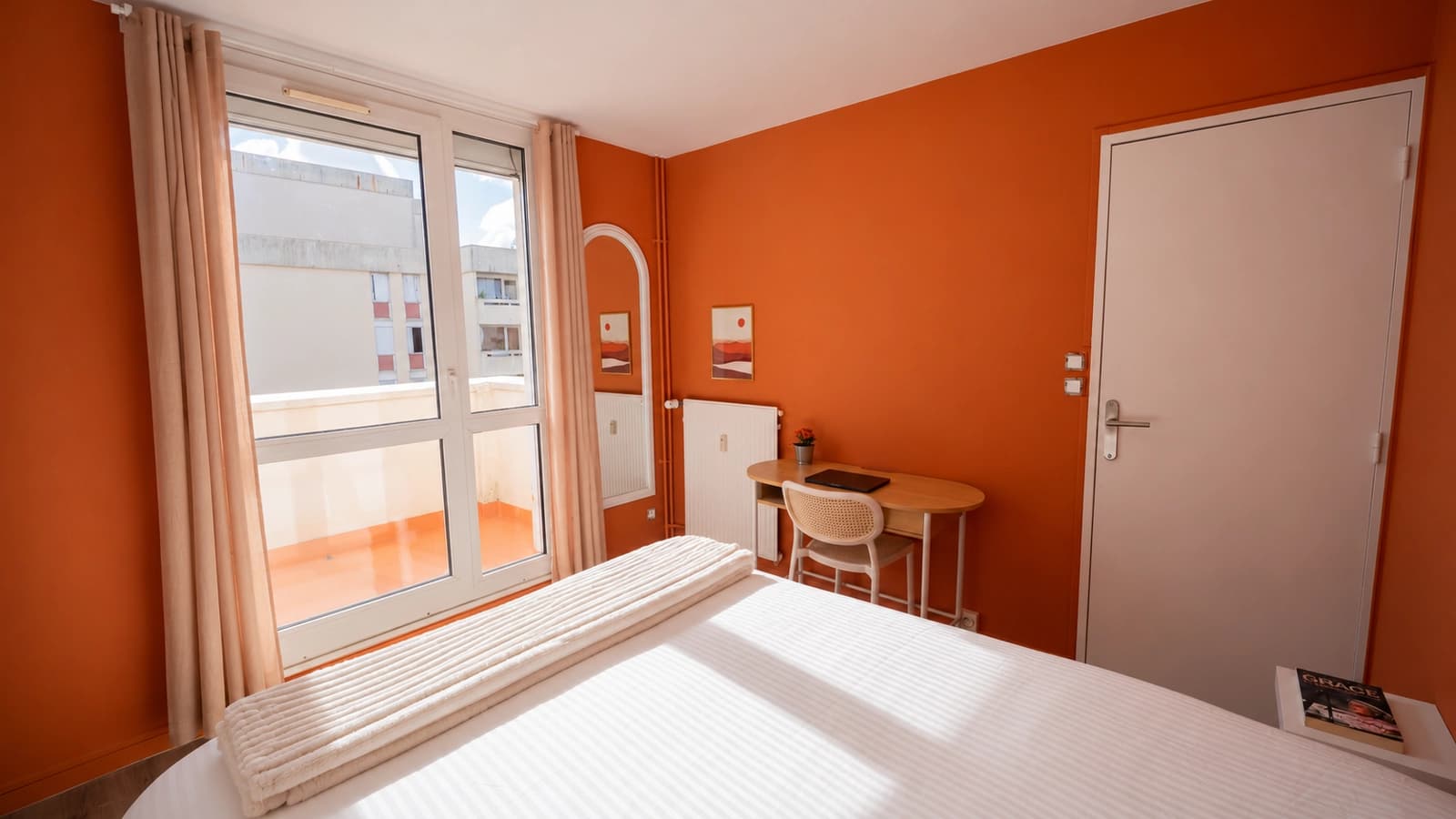 Space Bright 119 m² duplex with south-facing terrace — decor for photo shoots, filming, and content productions in Compiègne - 3