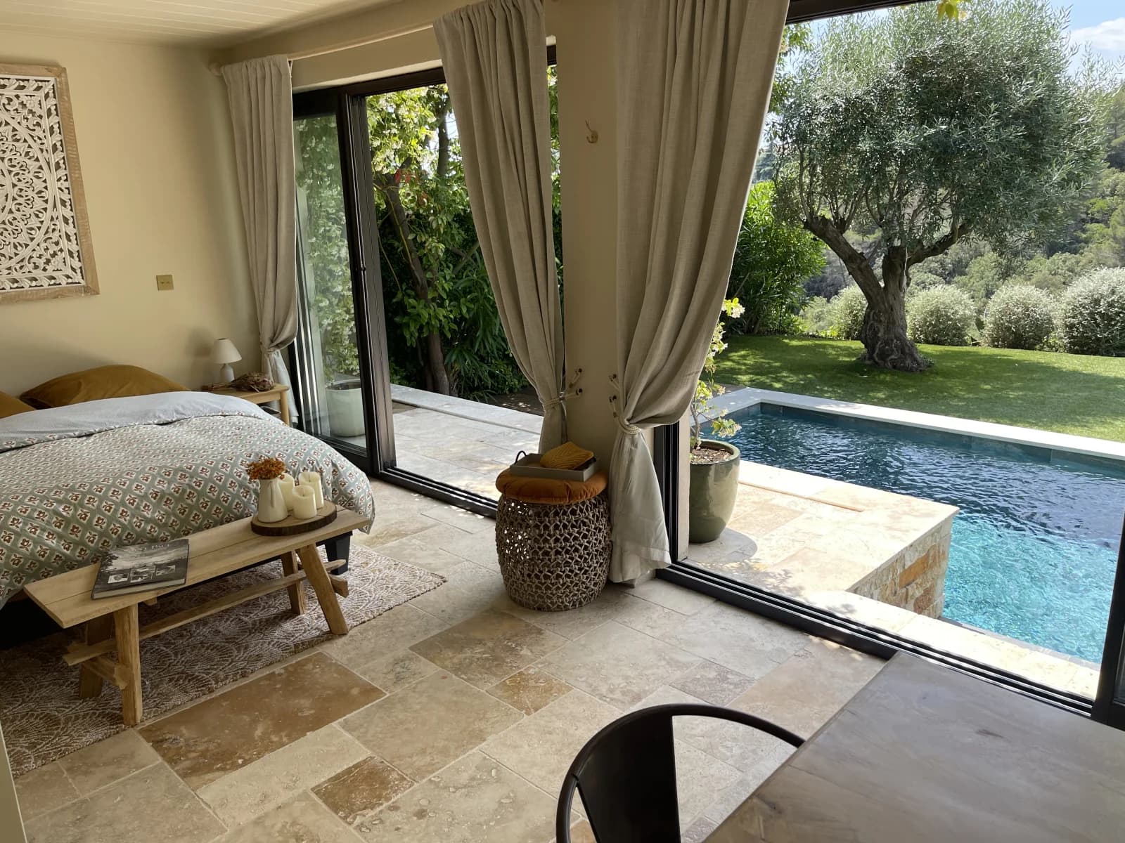 Lieu de détente avec panorama sur jardin et piscine