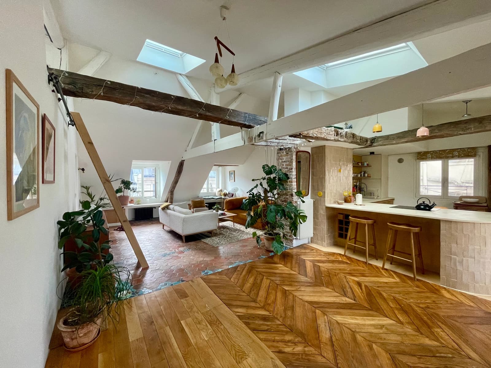 Espace Loft bohème lumineux sous les toits – séjour de 60m², poutres, tomettes, velux – Canal Saint-Martin - 2