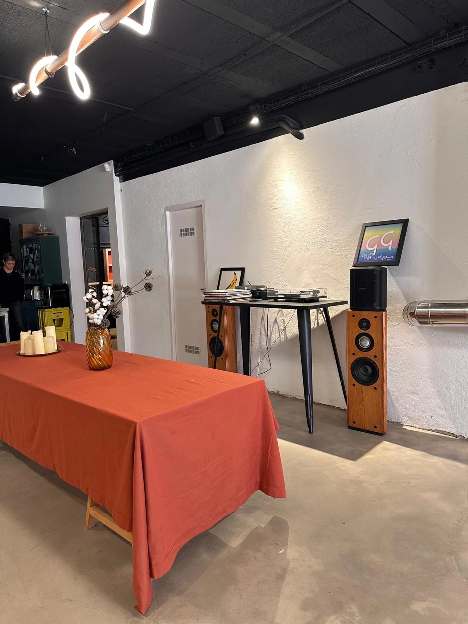 Space Office space, wine cellar, professional kitchen and pool table. - 3