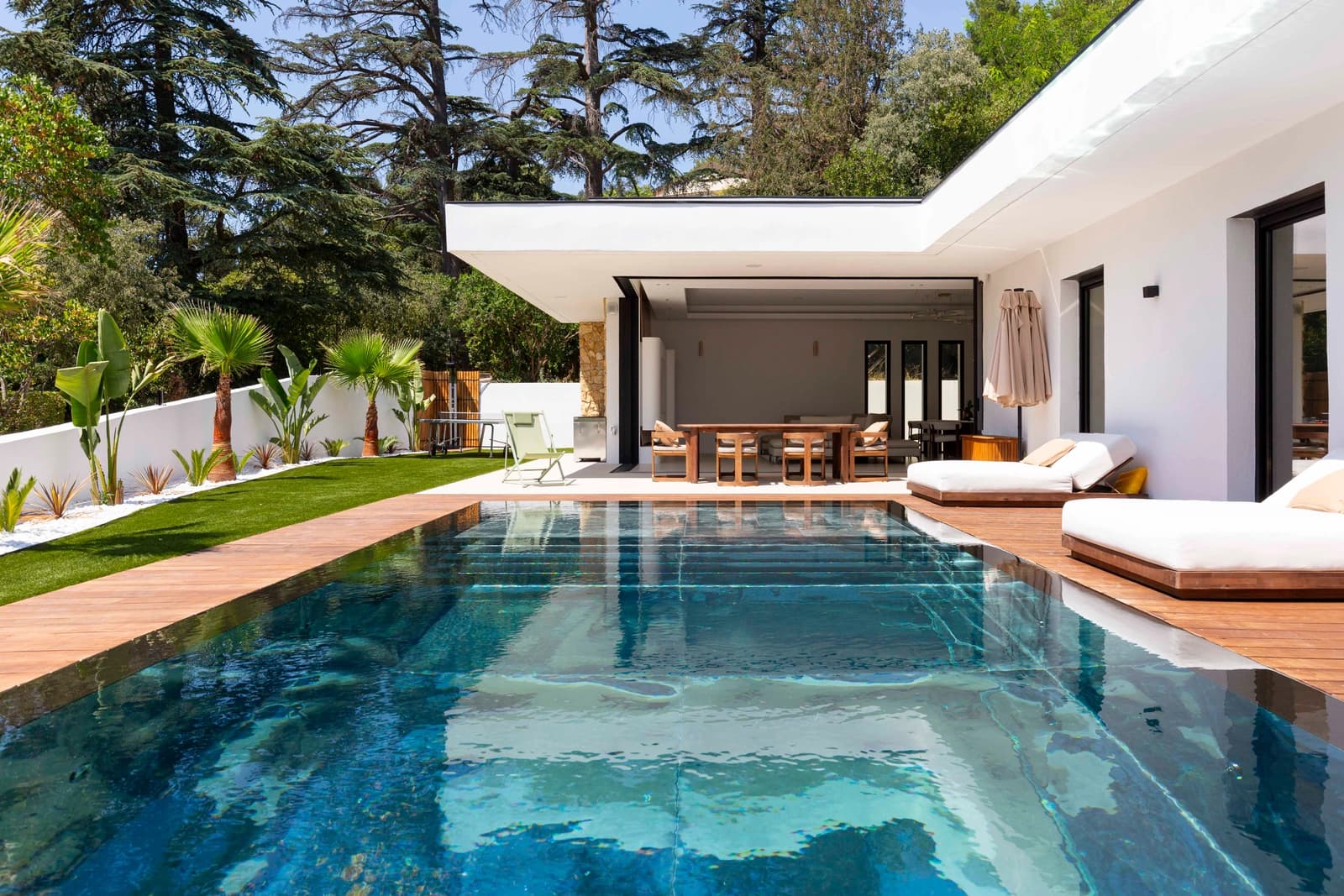 Space Contemporary architect-designed villa with mirror pool – Marseille - 0
