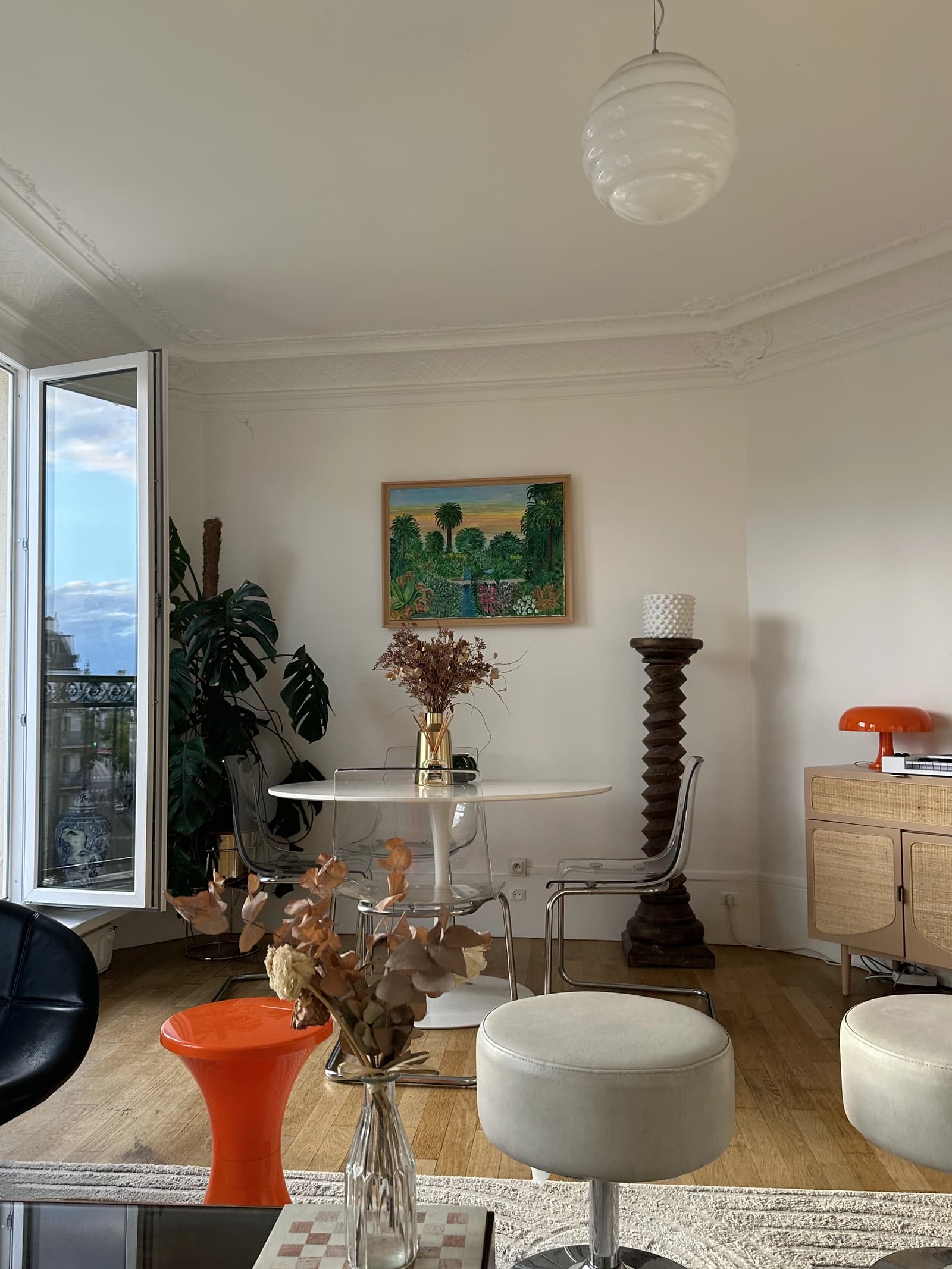 Space Superb designer living room with large balcony and view in an apartment in the heart of the Marais district with balcony and view of the Tour Saint-Jacques and Île Saint-Louis - 2
