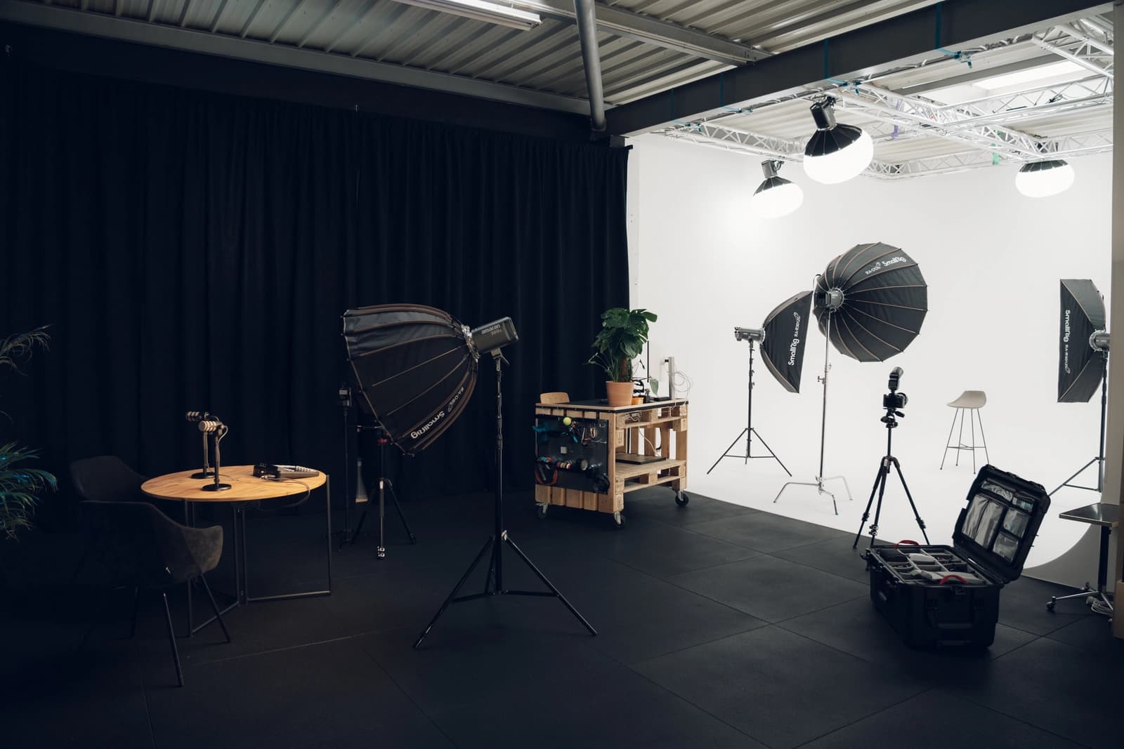 Espace Studio professionnel avec cyclorama blanc et plateau modulable - 0