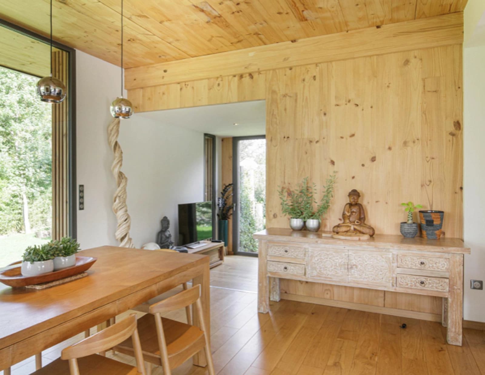 Space Wooden architect's house open to the outside - 1