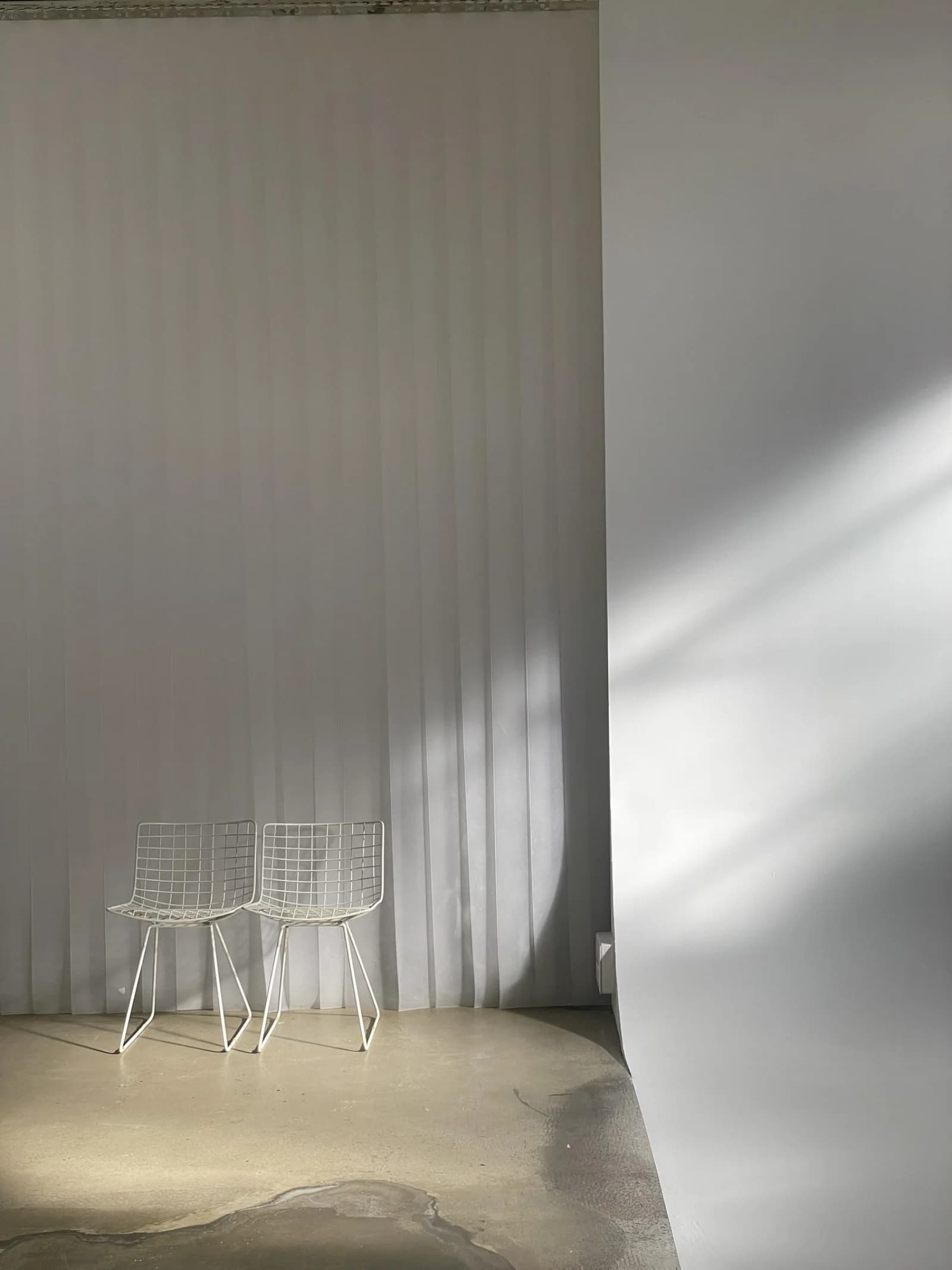 Space Photo and video studio with large 2-sided cyclorama - 2