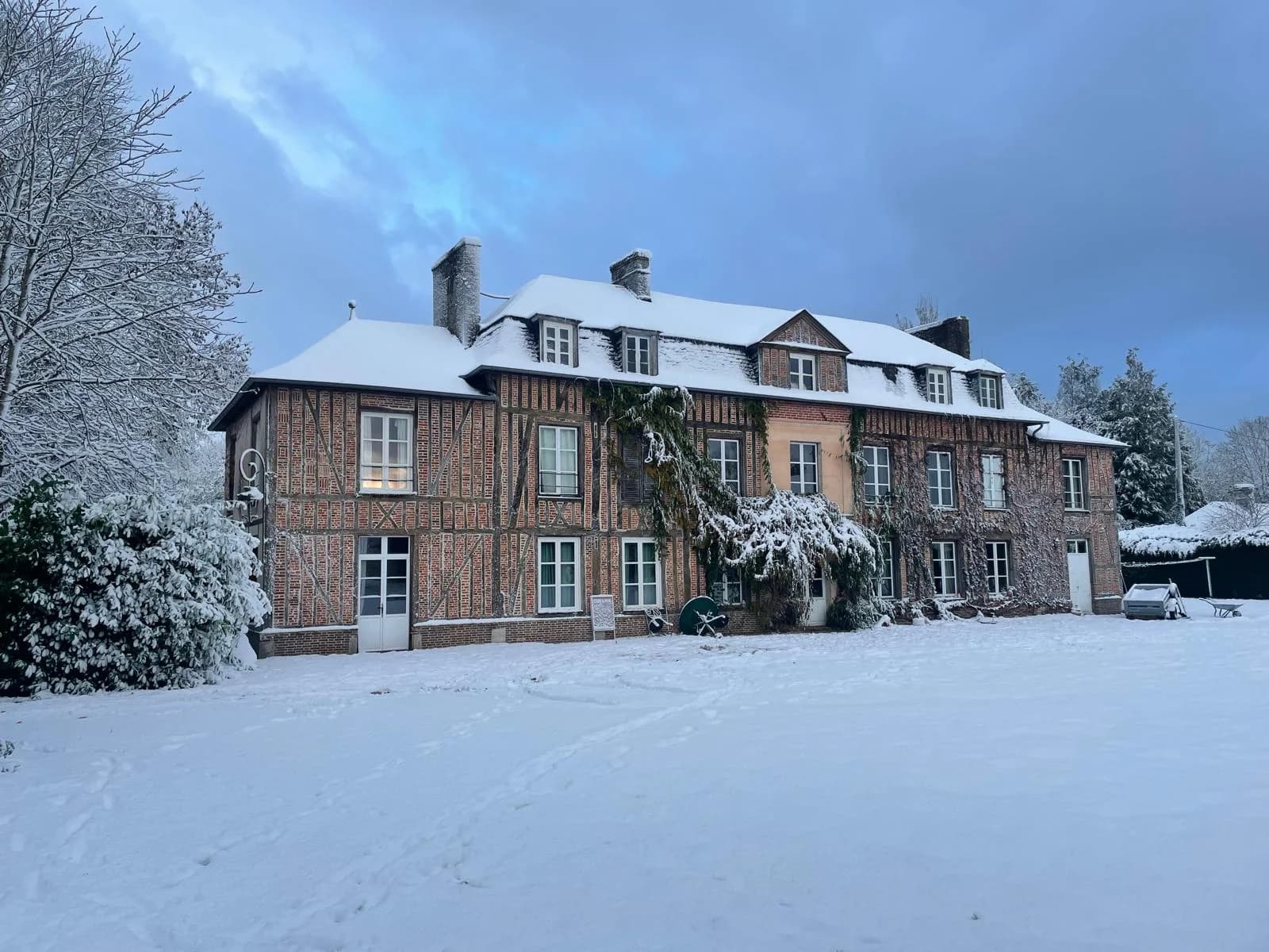 Space Genteel manor house in Le Plessis - 0