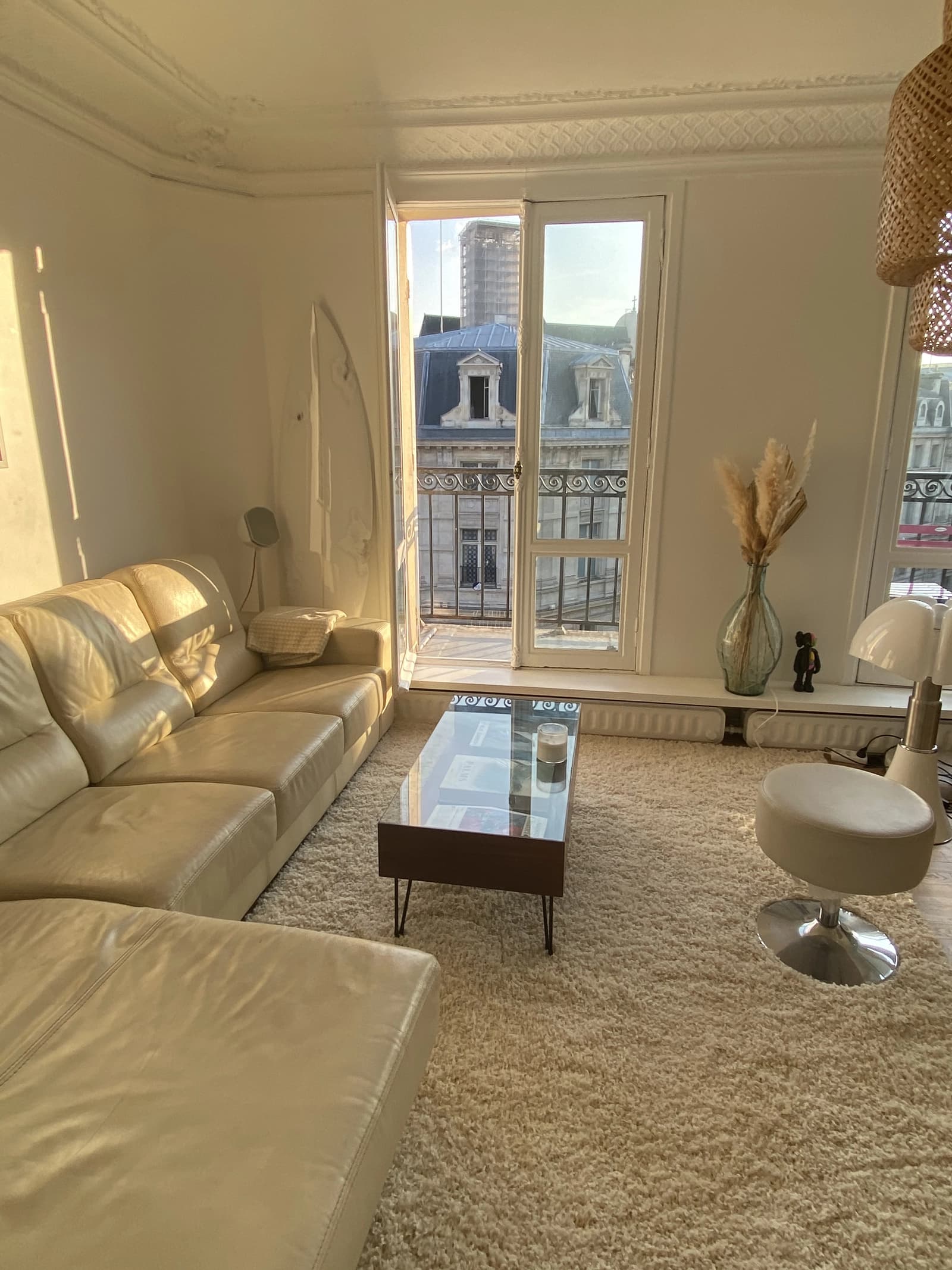 Space Superb designer living room with large balcony and view in an apartment in the heart of the Marais district with balcony and view of the Tour Saint-Jacques and Île Saint-Louis - 1