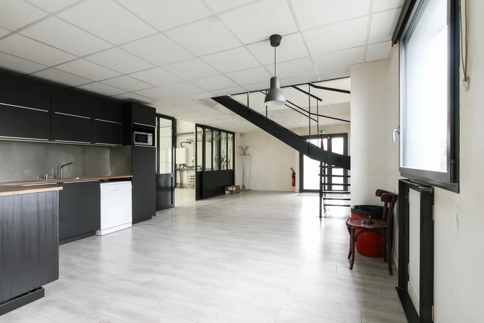 Space Large 305 m² mixed premises with warehouse and offices - ideal for filming, production, control room or studio. - 2