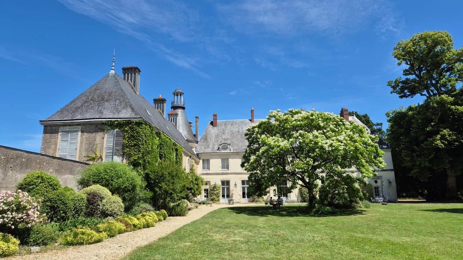 Space Thouaré Castle, an exceptional bucolic setting - 1