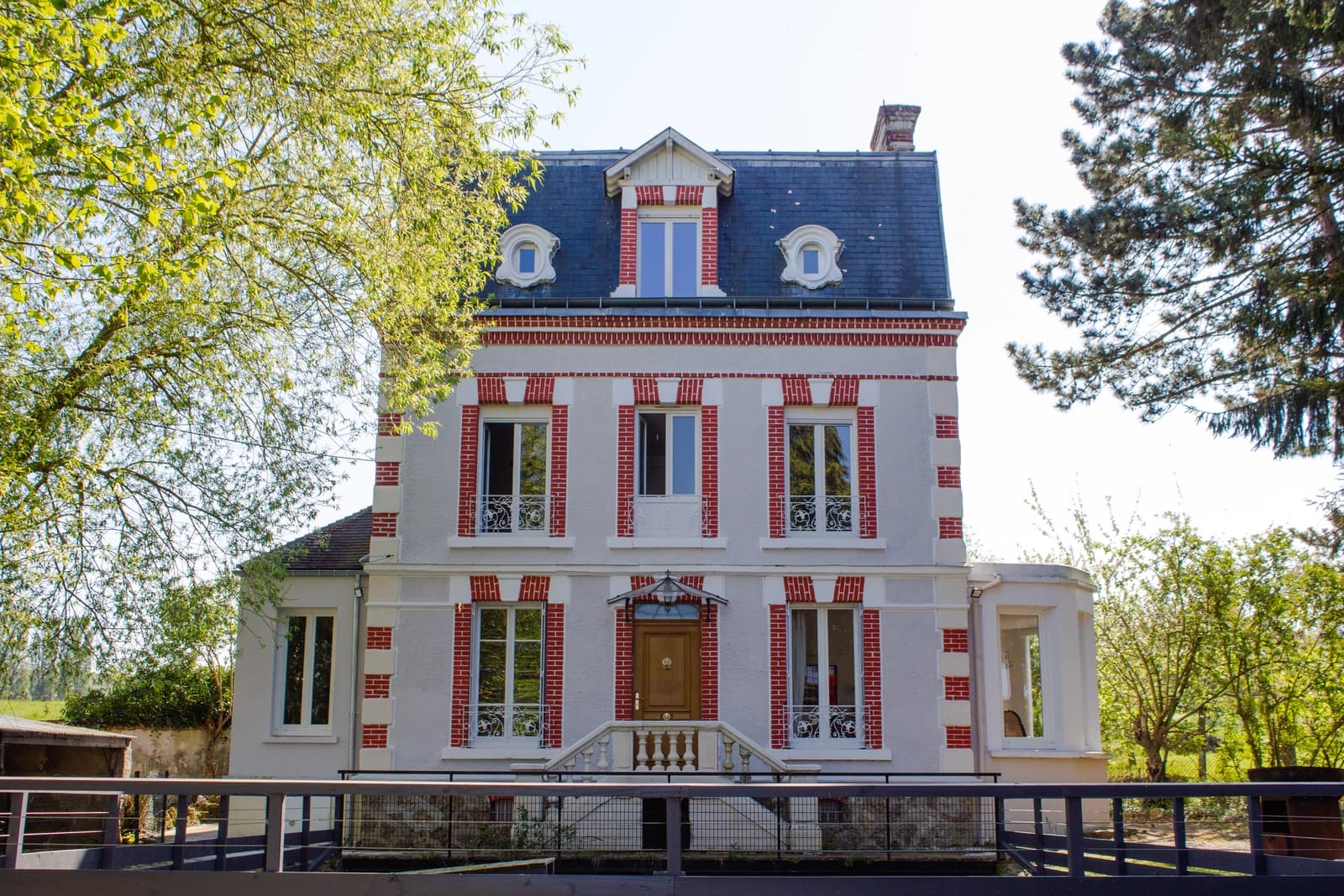 Space 1920s manor house, garden and vineyard view in Champagne - 0