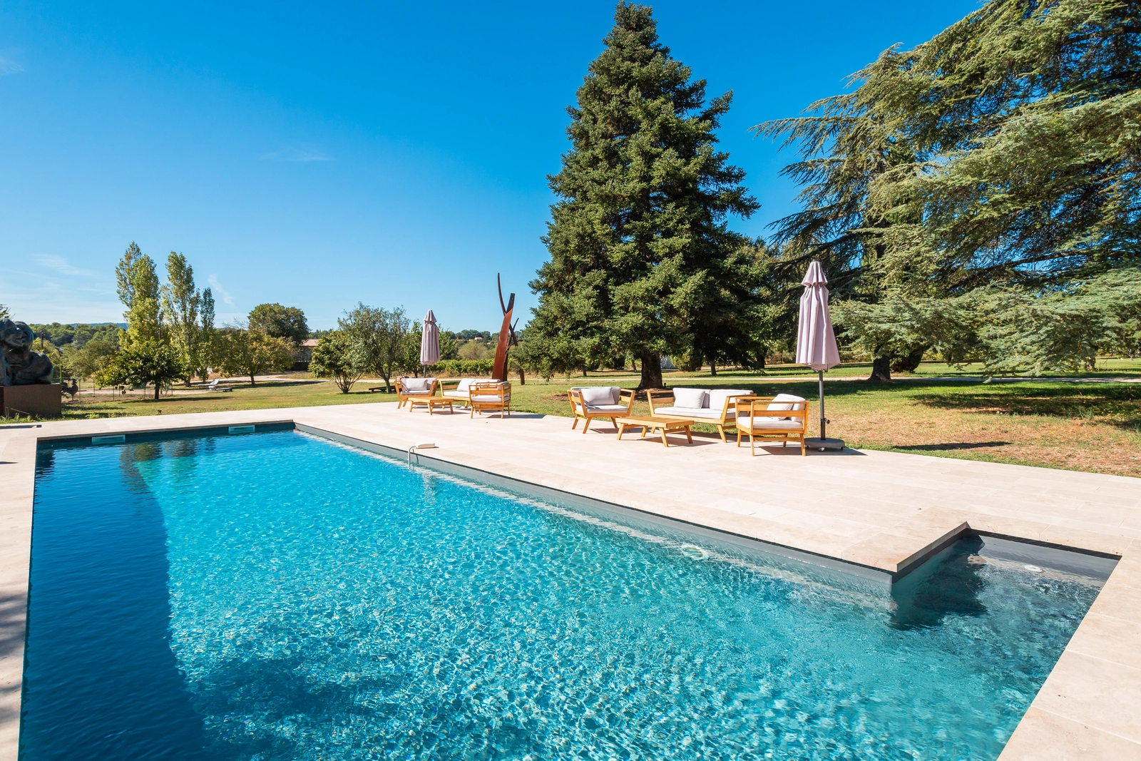 Space 12th-century castle in the heart of Provence - 1