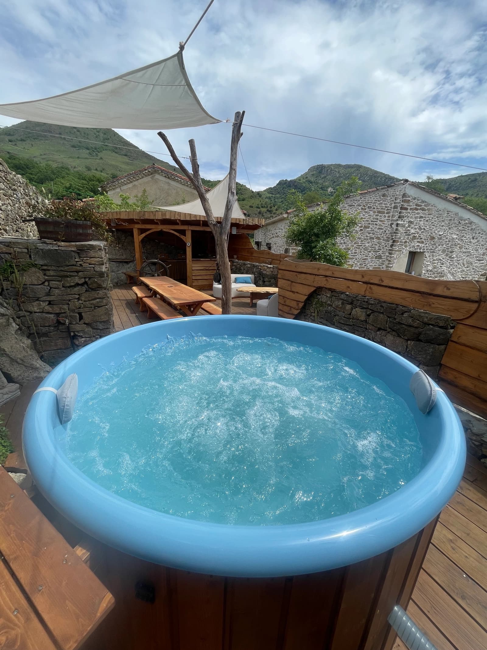 Espace Une yourte panoramique dans un ancien morceau de prieuré du XIIe siècle - 4