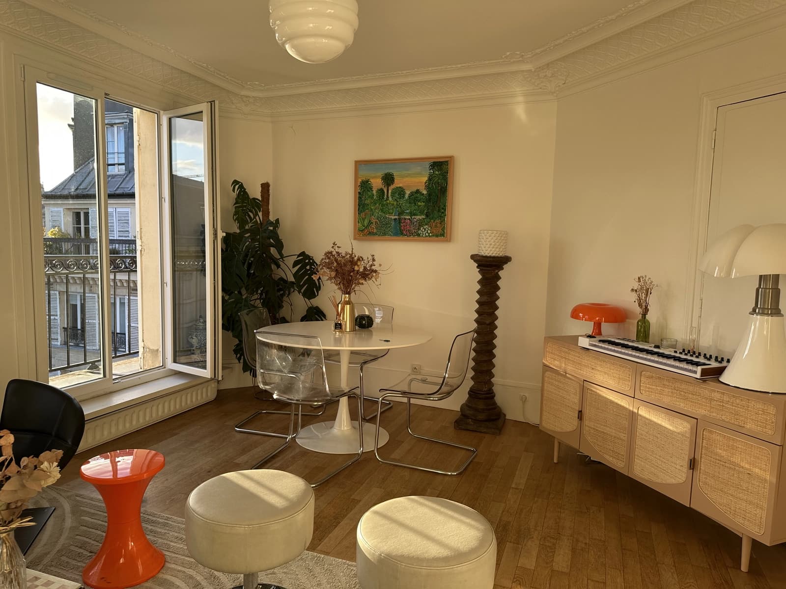 Space Superb designer living room with large balcony and view in an apartment in the heart of the Marais district with balcony and view of the Tour Saint-Jacques and Île Saint-Louis - 4