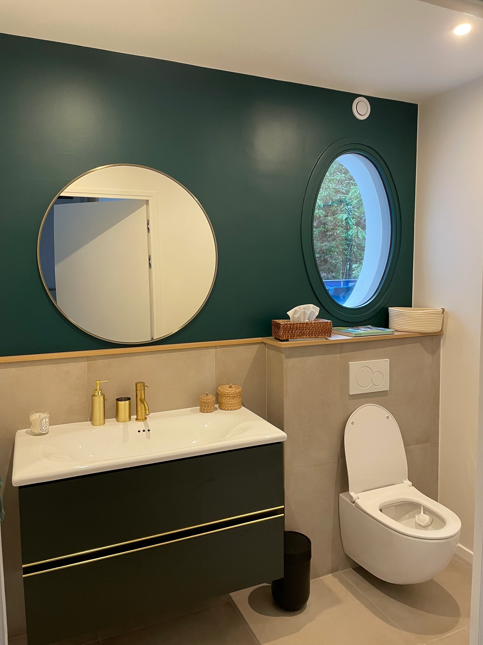 Salle de bain dans Maison d'architecte neuve de plain-pied sur grand parc - 1