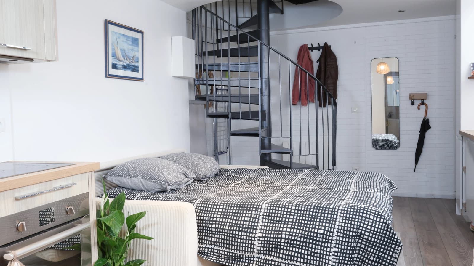 Space Unconventional and graphic duplex with a spiral staircase and glass partition – Paris 3rd arrondissement - 4