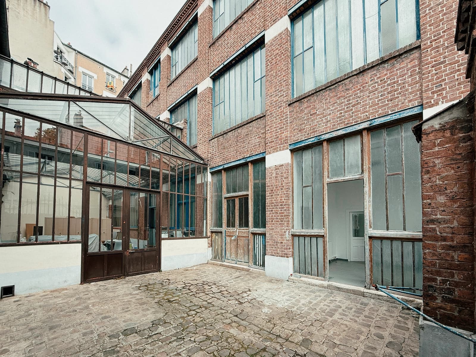 Space Stunning glass roof in an industrial building, Eiffel-style architecture - 3