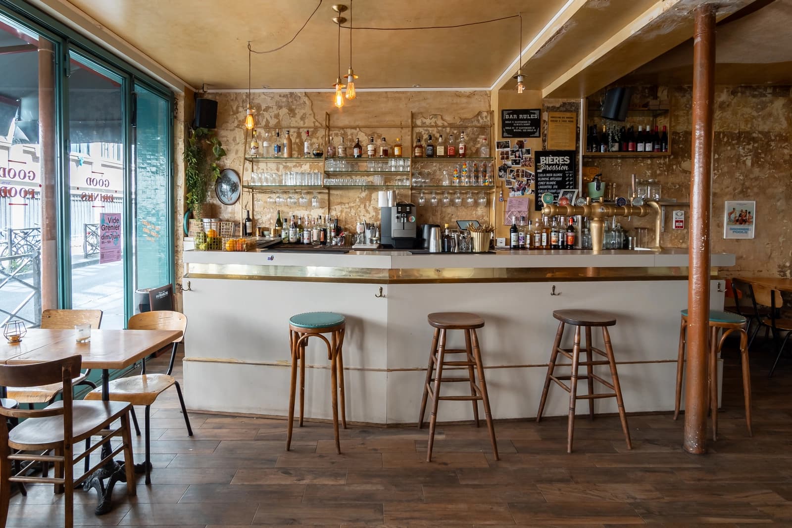 Space Quirky bar with a vegetated patio - 0