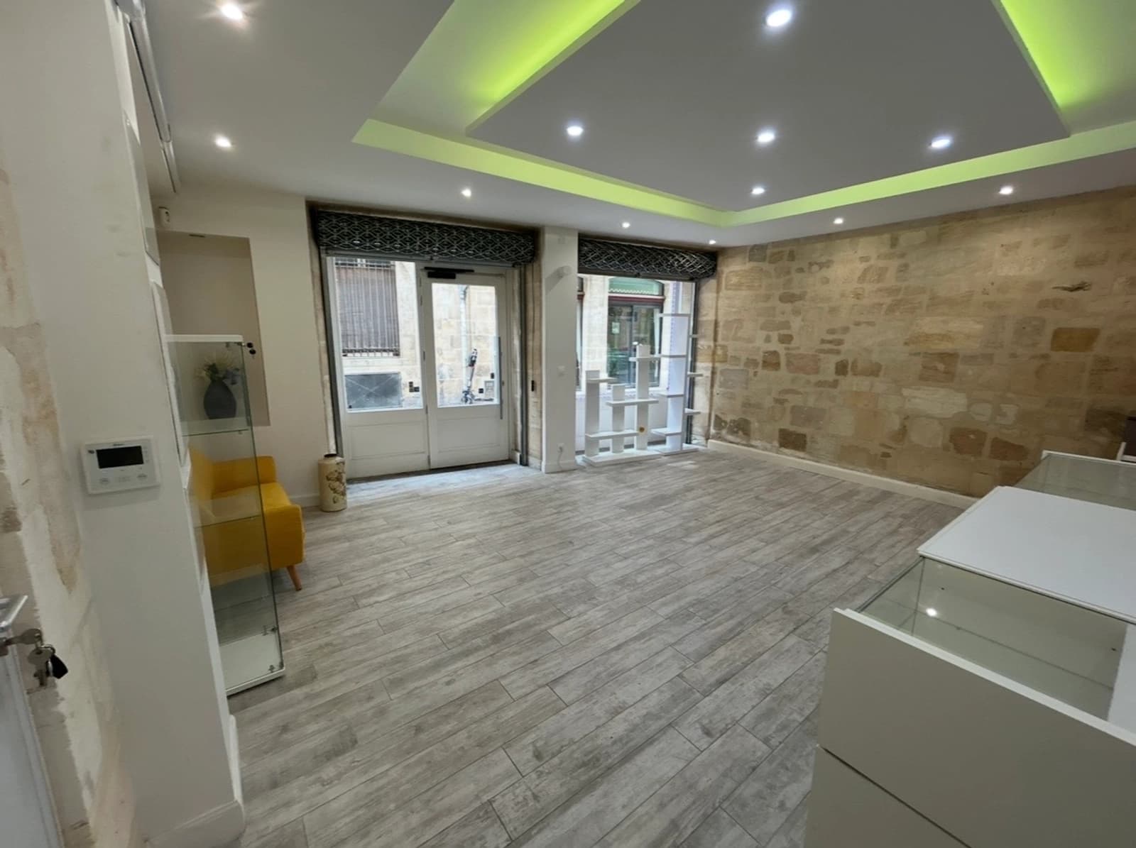 Space Modern Boutique in Bordeaux Historic Center - 1