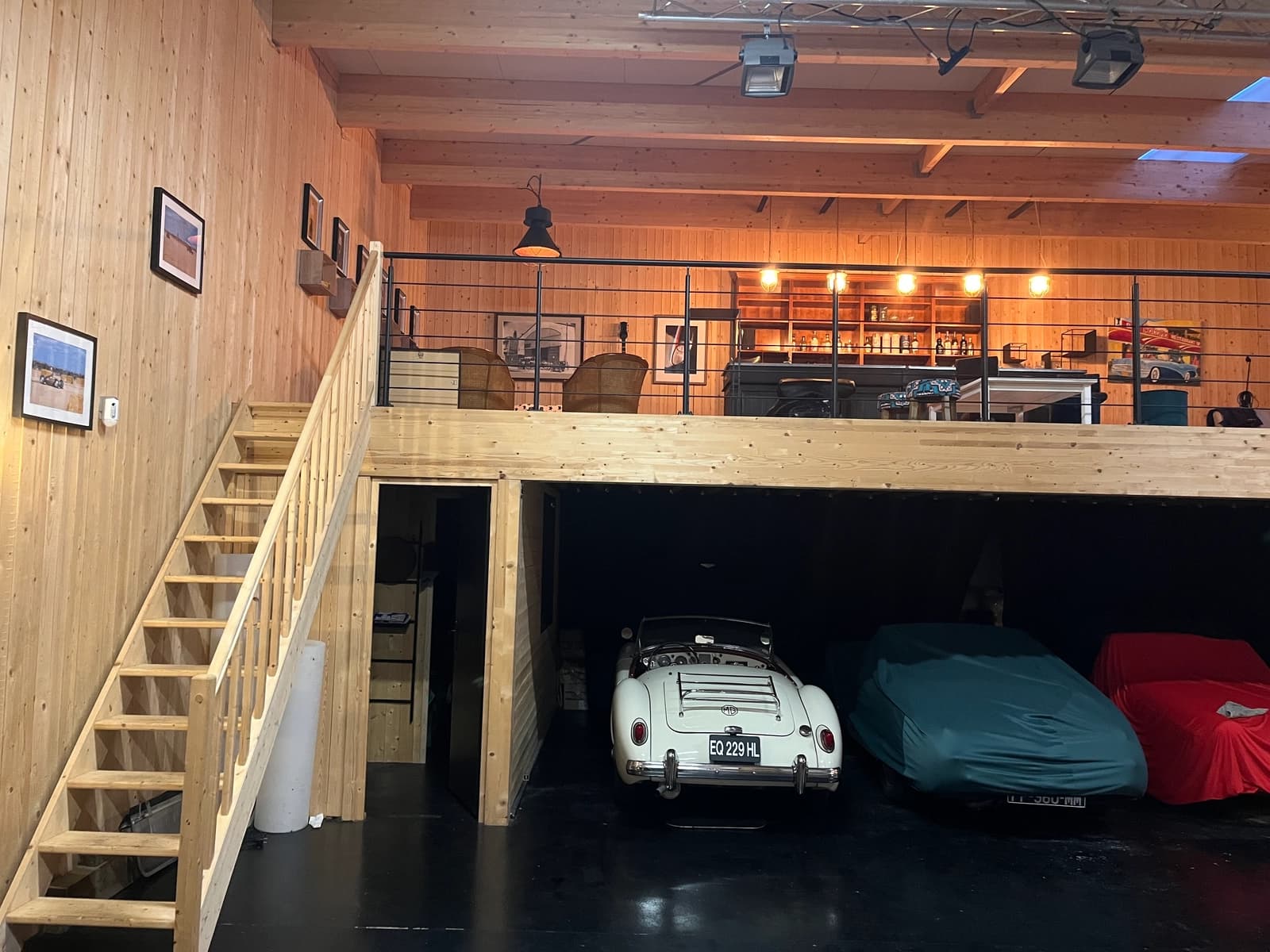 Space Garage workshop for classic cars with bar and convivial area - 3