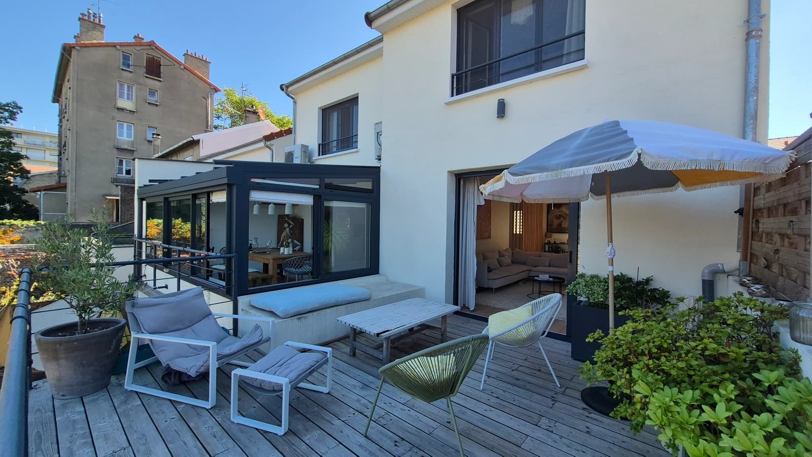 Espace Lieu de vie - Lumière, bois & douceur – un décor apaisant pour vos images - 0