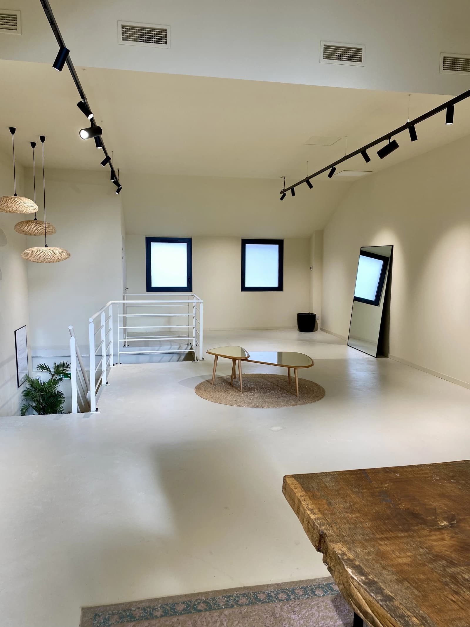 Space Showroom - 1