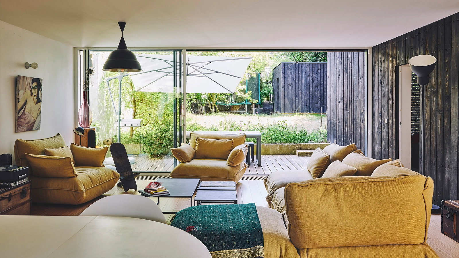 Space Bright architect-designed house with a large open-plan living area opening onto a garden - 2